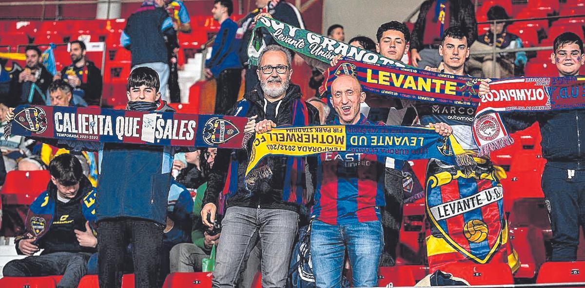 La afición levantinista apoyó sin descanso al equipo.