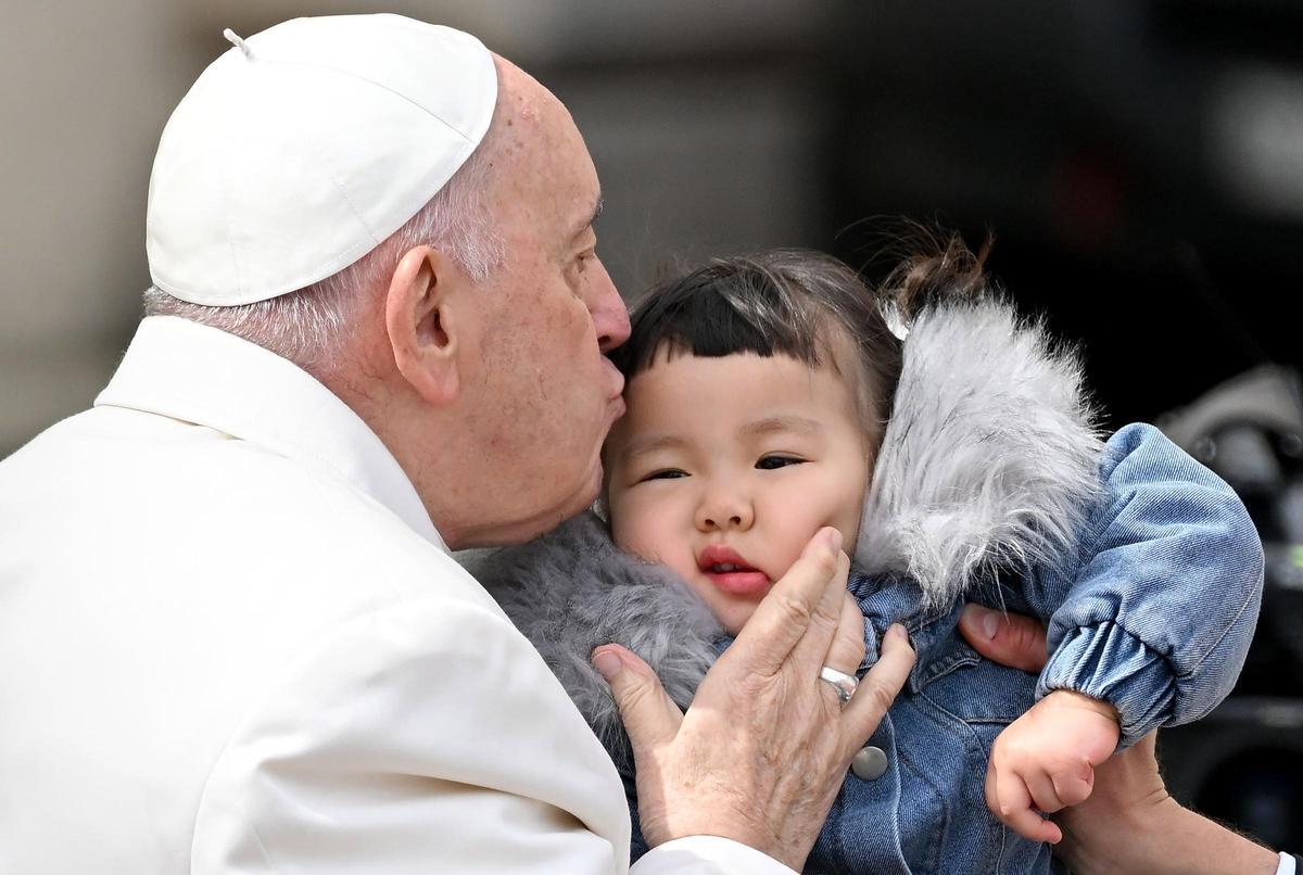 El papa Francisco sale del hospital tras tres noches ingresado con bronquitis