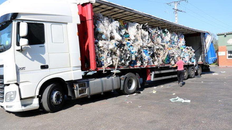 Un operari carrega un tràiler a l&#039;empresa Tirgi.