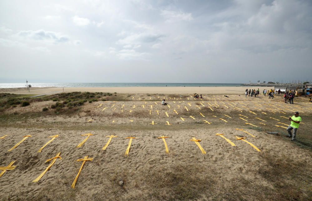 Estenen tovalloles grogues en forma de creu a la platja de Mataró