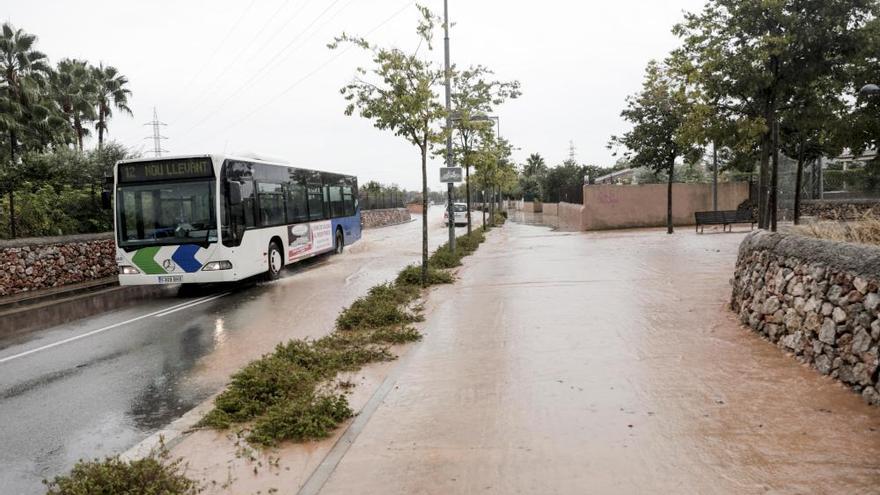 La tromba de agua se salda con problemas de circulación e inundaciones en garajes