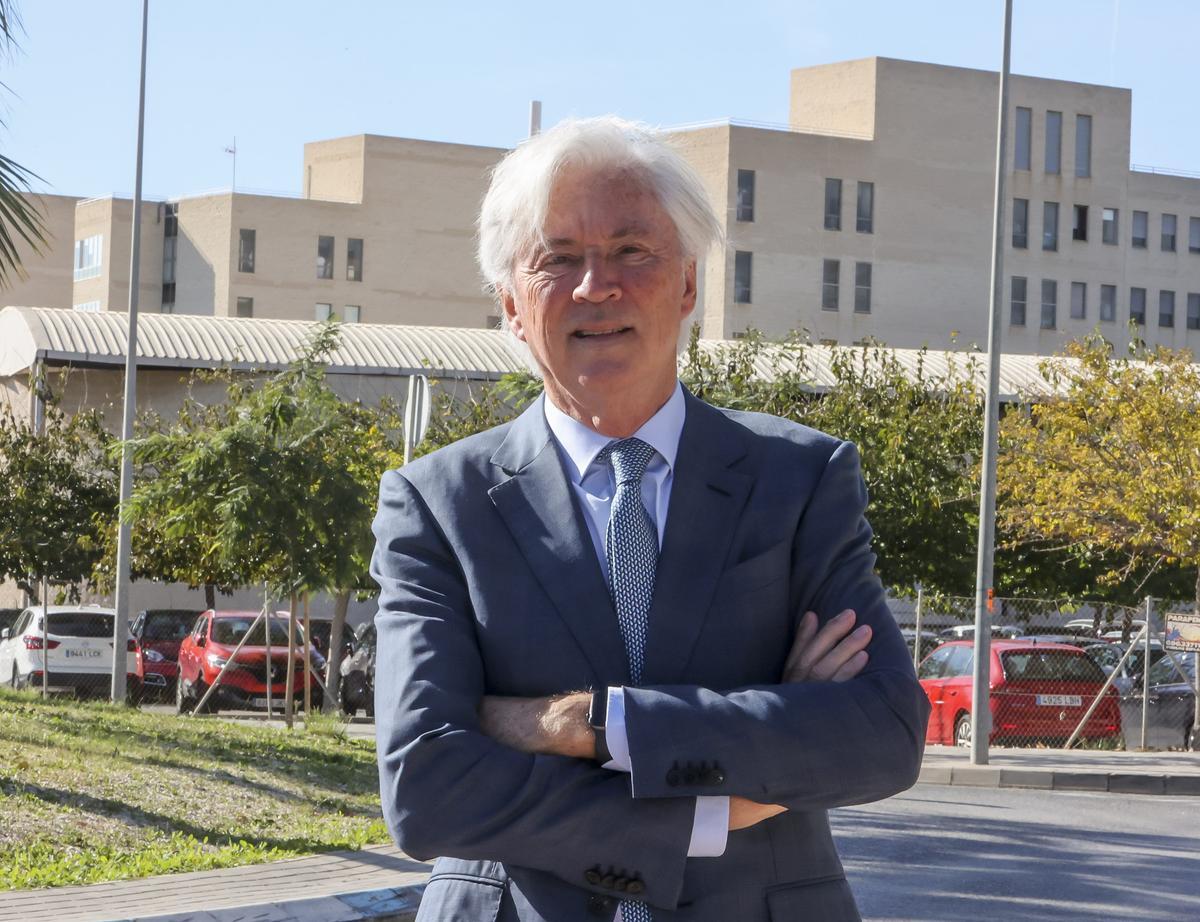 El doctor en medicina y cirugía Antonio de Lacy Fortuny posa en el campus de Sant Joan de la UMH. | HÉCTOR FUENTES