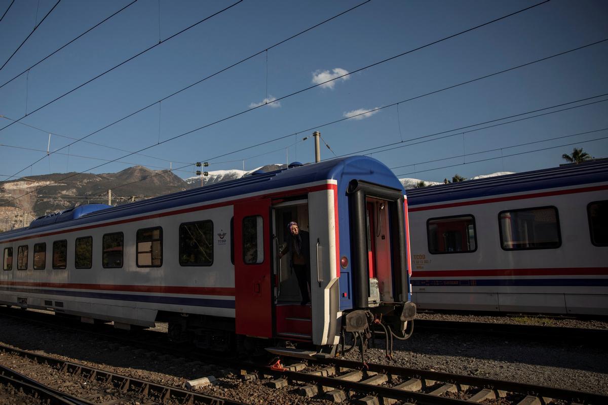 Vivir en un tren: la única salida de muchas familias tras el terremoto en Turquía