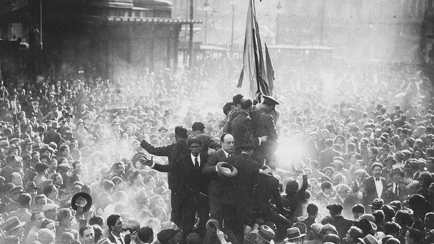 La Puerta del Sol en Madrid durante la proclamación de la Segunda República