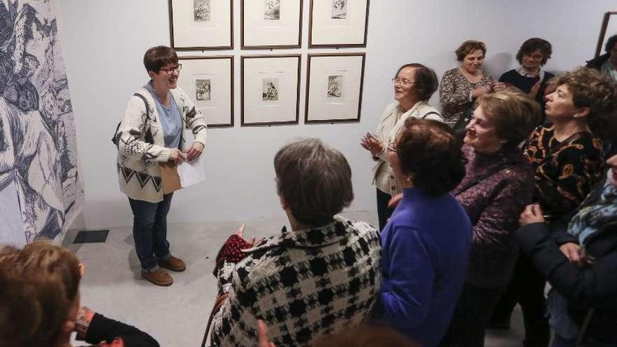 Patricia Pérez, durante la visita guiada explicando la obra a las asistentes.