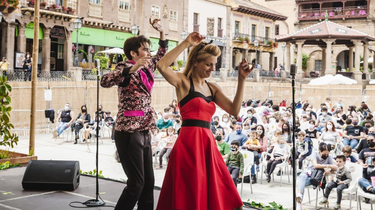 El marco del Poble Espanyol le da al espectáculo un toque singular.