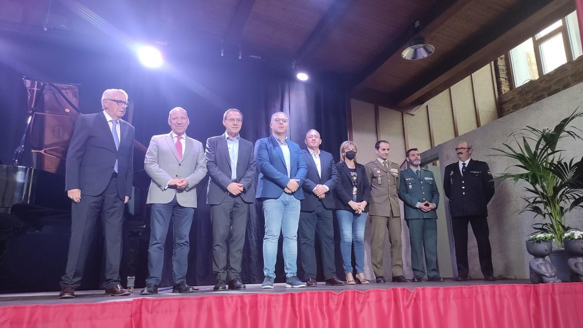 Autoridades invitadas a la inauguración.