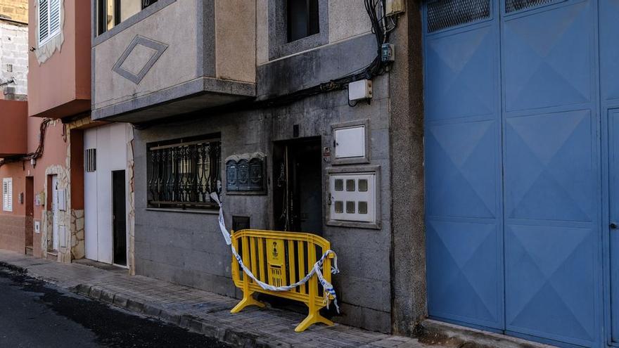 Los restos del incendio en la puerta y la fachada del inmueble.