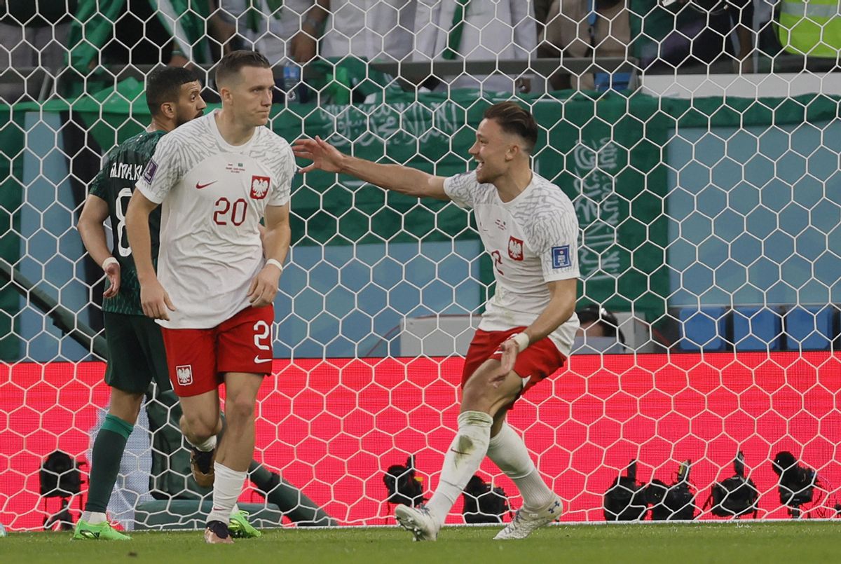 Doha (Qatar), 26/11/2022.- Piotr Zielinski (L) of Poland celebrates scoring the 1-0 with Matty Cash during the FIFA World Cup 2022 group C soccer match between Poland and Saudi Arabia at Education City Stadium in Doha, Qatar, 26 November 2022. (Mundial de Fútbol, Polonia, Arabia Saudita, Catar) EFE/EPA/Ronald Wittek