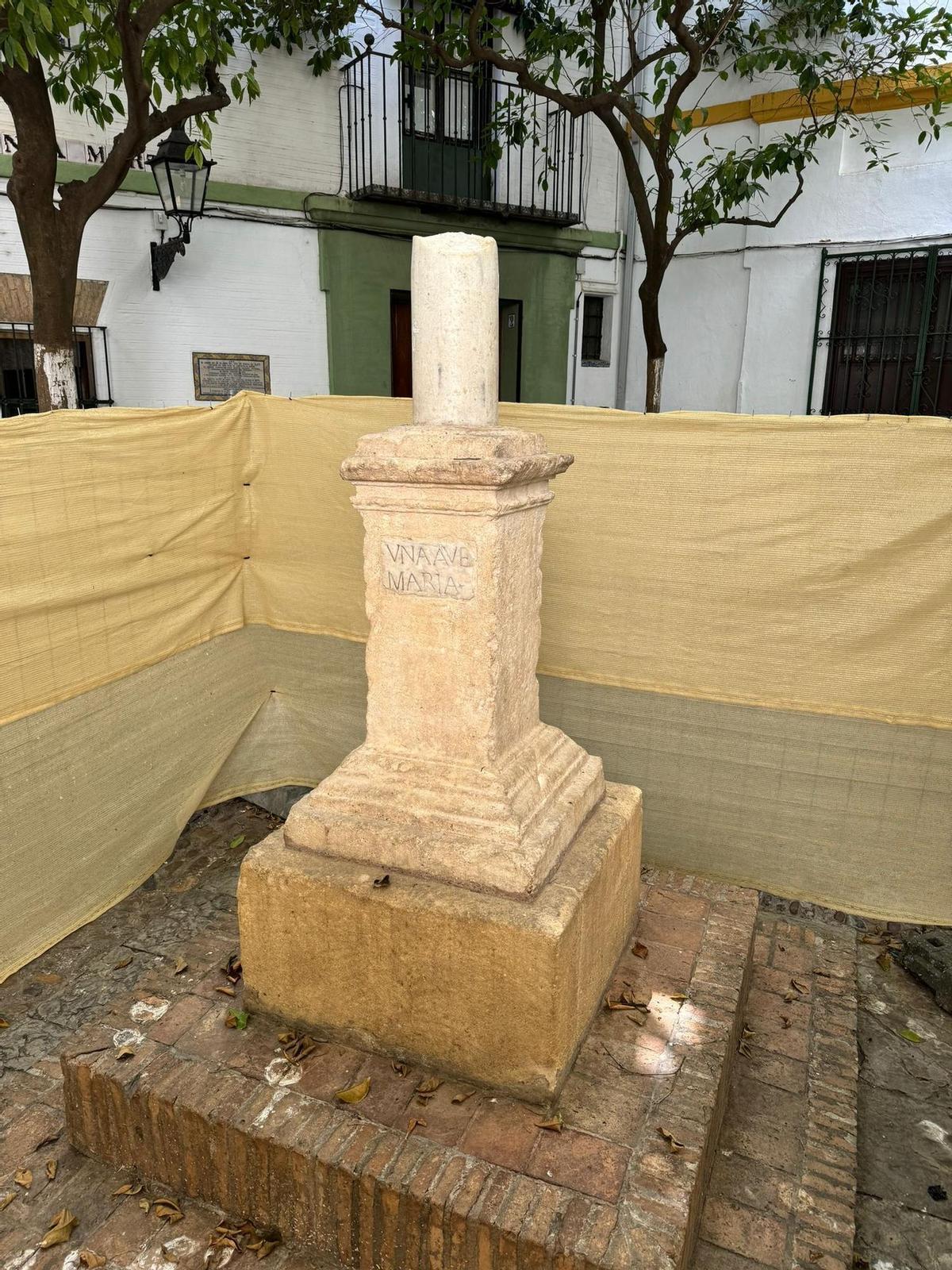 Estado de la Cruz de Santa Marta tras sufrir destrozos en un acto vandálico el pasado octubre.