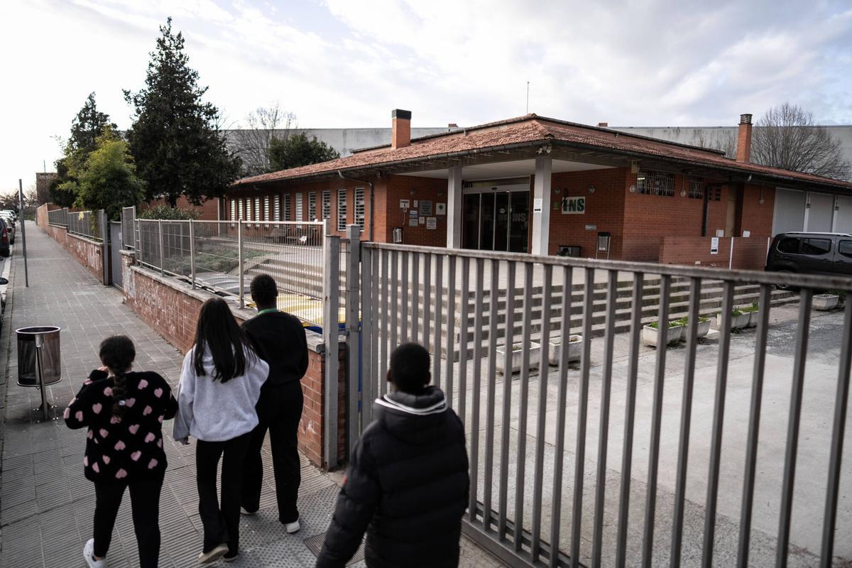 MANLLEU 17/02/2026 Sociedad. El Colegio Antonio Pous donde estudiaban los 5 jovenes fallecidos.. Foto de Zowy Voeten