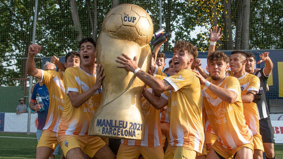 Los jugadores del Badalona levantaron el último trofeo 'The Cup'