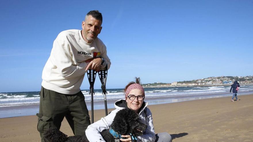 Marcos Carballo y Geli Priede, con &quot;Kiru&quot;, ayer, en San Lorenzo.