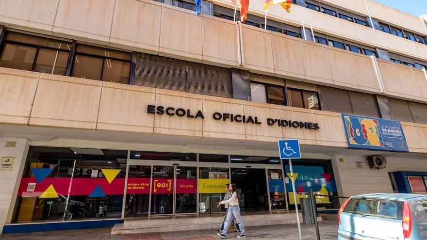 Aluvión de quejas de alumnos por falta de plazas en la Escuela de Idiomas de Alicante para certificar el valenciano