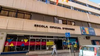 Numerosos estudiantes se quedan sin plaza para el examen de valenciano en la Escuela de Idiomas de Alicante