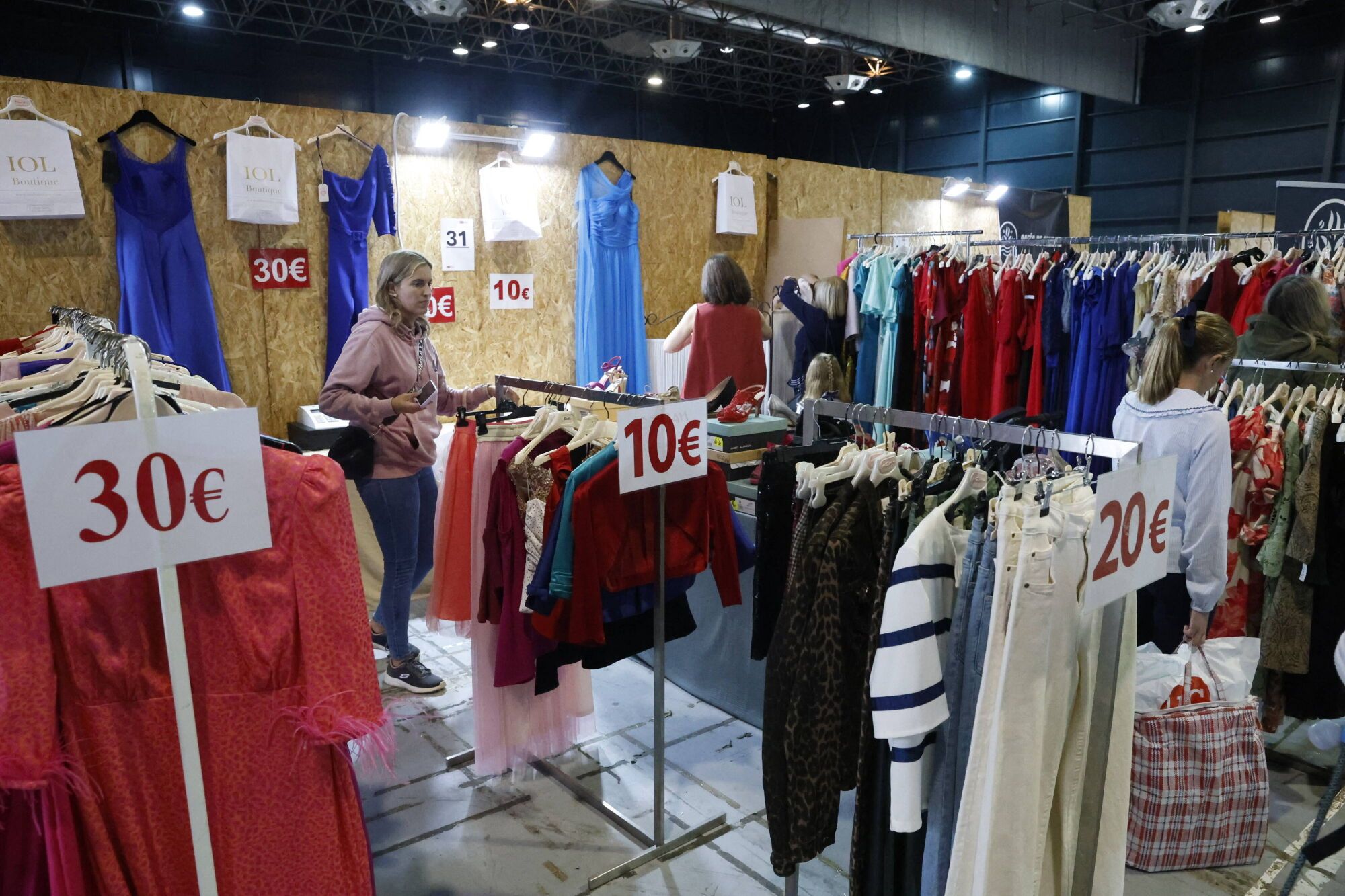 EN IMÁGENES: La Feria de Stocks regresa a Gijón con más expositores que nunca: "Es un gran escaparate para los comercios locales"