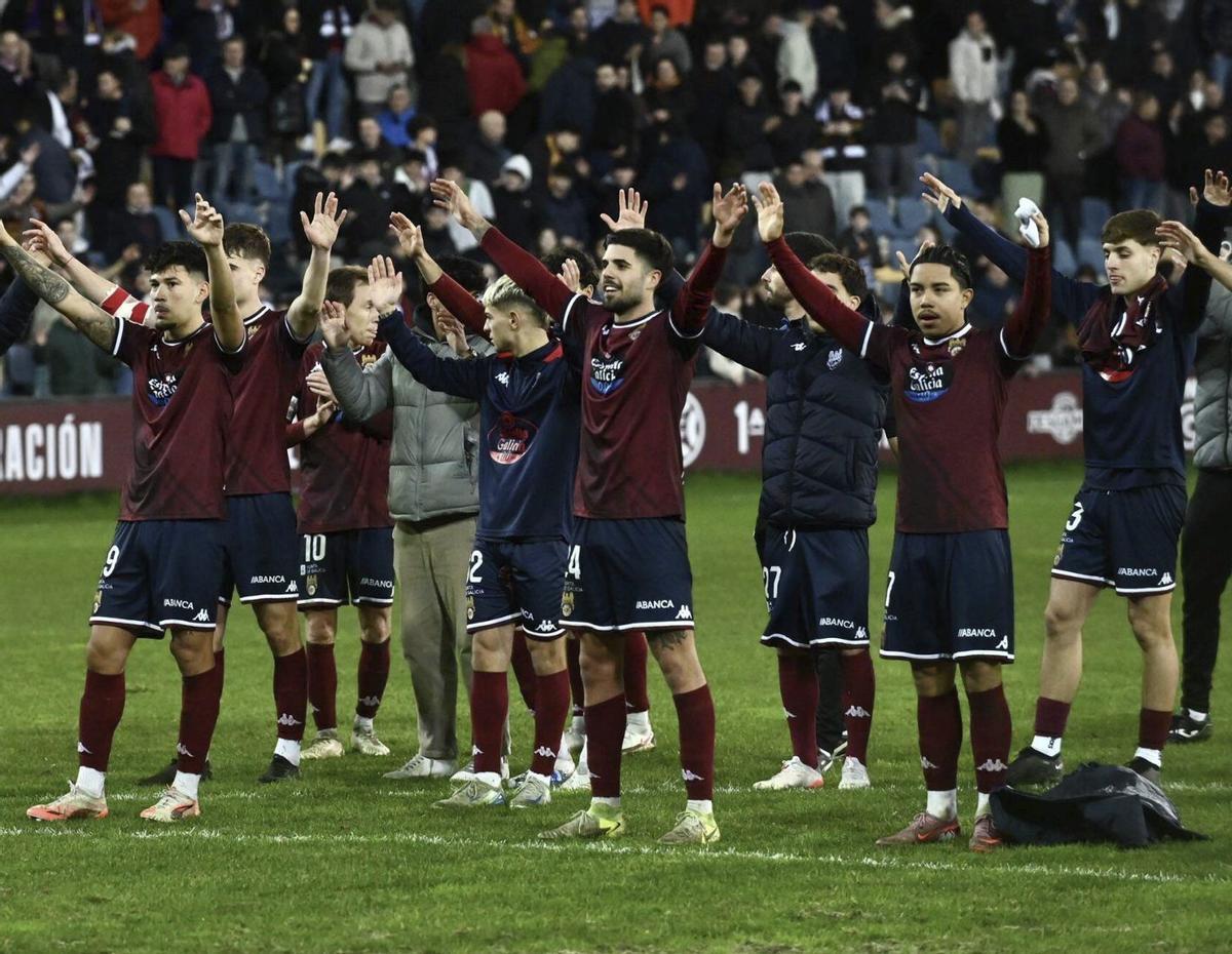 Tiago Rodríguez (centro) festeja junto a sus compañeros los tres puntos del sábado. | Rafa Vázquez