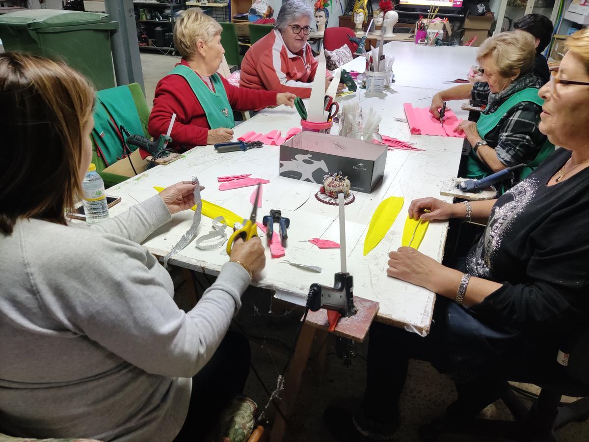 Mujeres del Taller de Papel preparado el Carnaval de Águilas