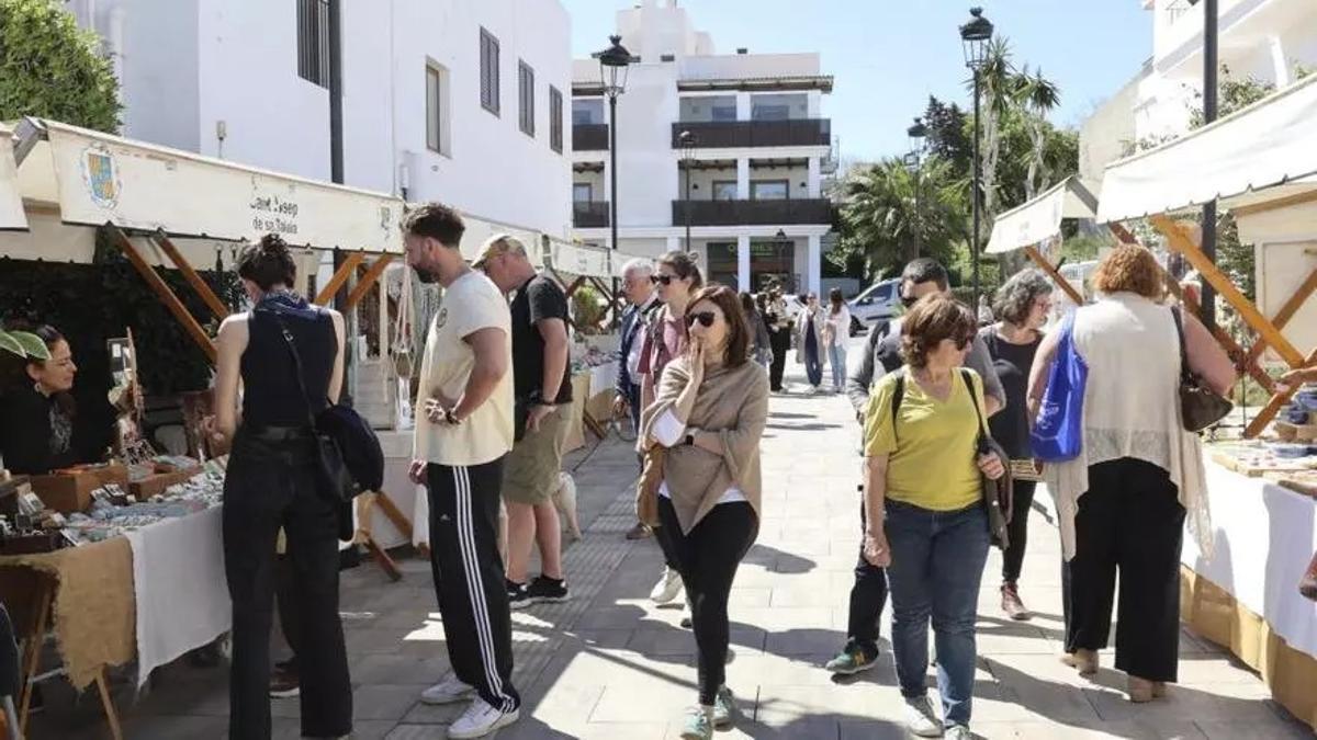 Visitantes pasean entre los puestos en el Mercat Ecològic de Sant Josep