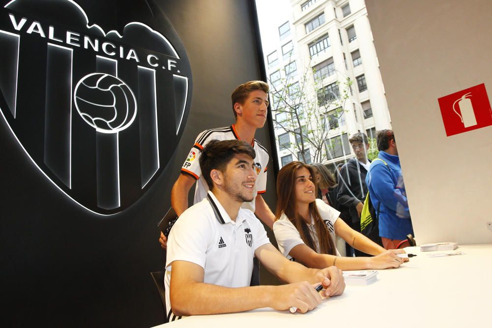 Carlos Soler desata la locura en la Megastore