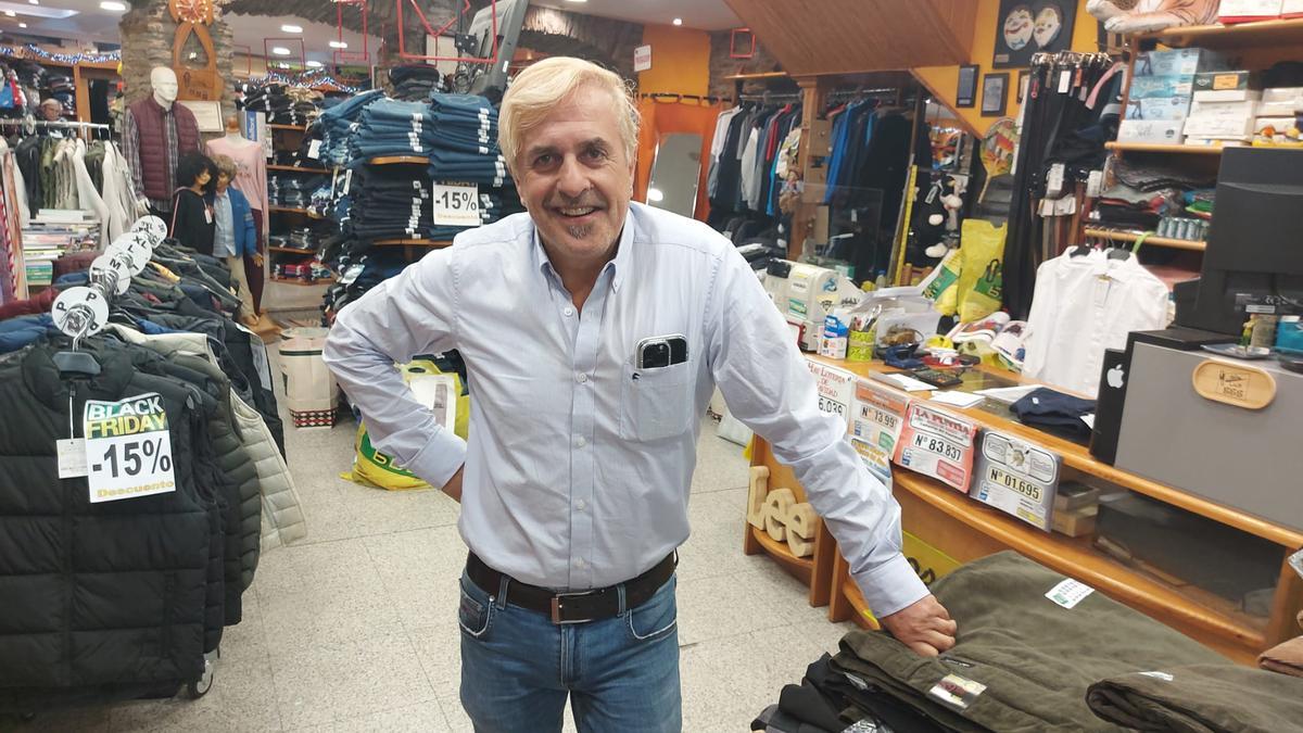 José Yanes en su negocio.