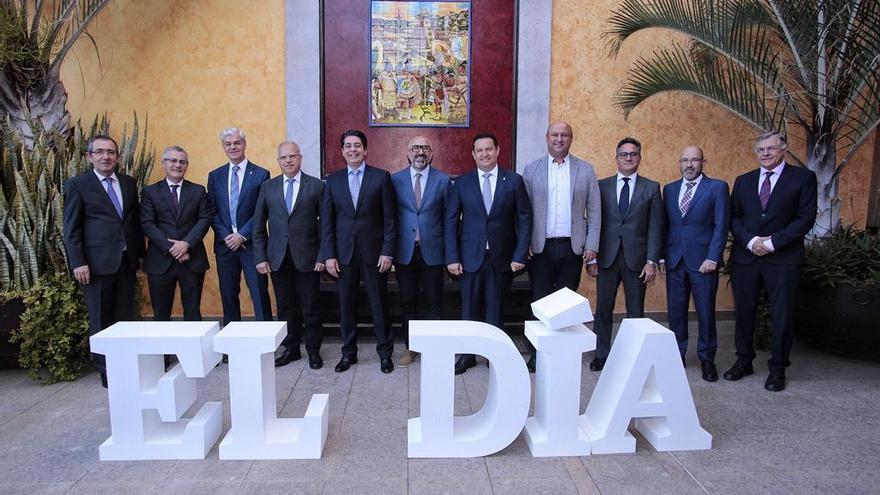 Fotografía de familia de los participantes y organizadores del foro.