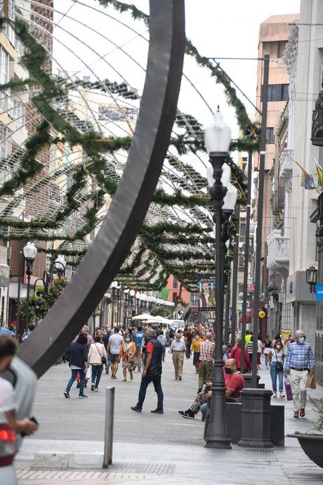 Colocado de alumbrado navideño en Triana