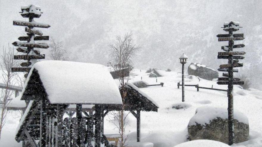 Nevadas en el Pirineo, con rachas de viento del noroeste en el valle del Ebro