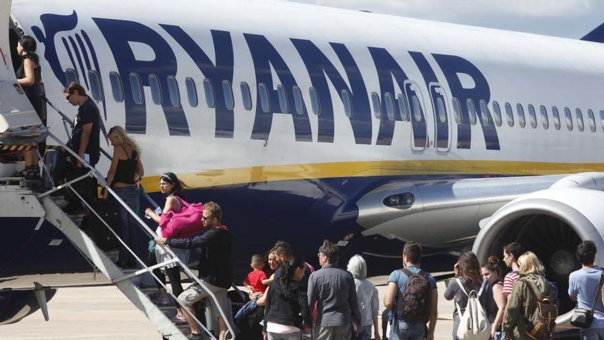 Un avió de Ryanair a l&#039;aeroport de Girona, en una imatge d&#039;arxiu