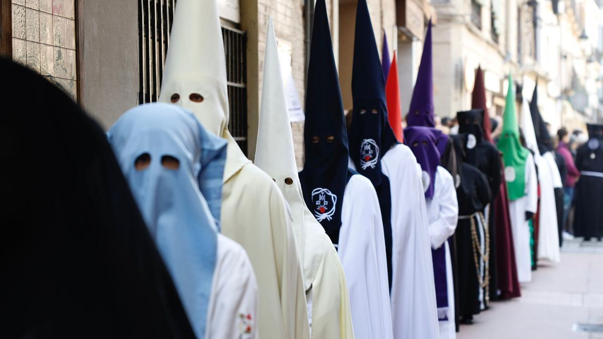Cofrades de distintas hermandades de Zaragoza en el Santo Entierro.