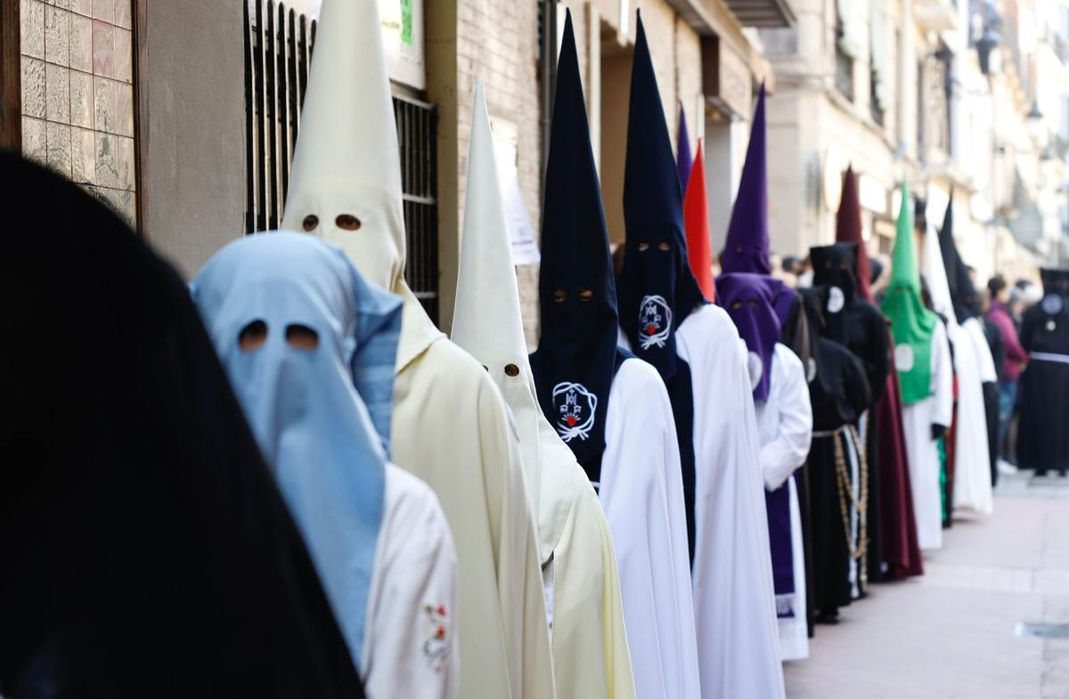Cofrades de distintas hermandades de Zaragoza en el Santo Entierro.