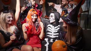 Gente disfrazada celebra una fiesta de Halloween.