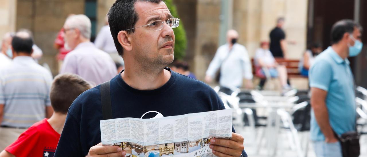 Ambiente en las calles del casco histórico de Avilés en una jornada estival