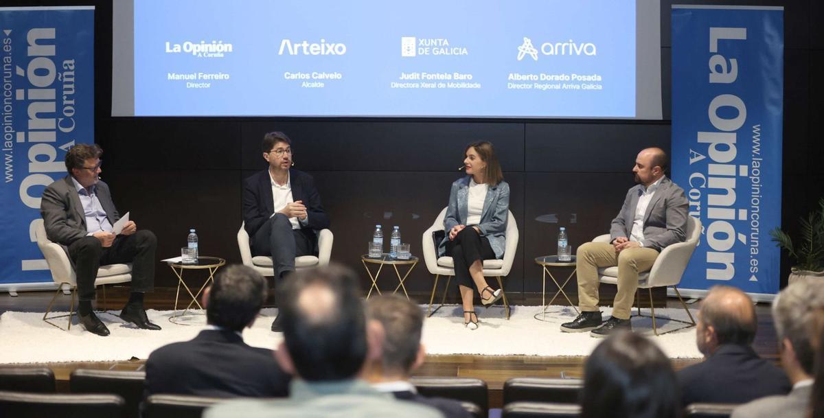 De izquierda a derecha, Manuel Ferreiro, director de LA OPINIÓN; Carlos Calvelo, alcalde de Arteixo; Judit Fontela, directora xeral de Mobilidade de la Xunta y Alberto Dorado, director regional de Arriva Galicia. | Iago López | IAGO LÓPEZ