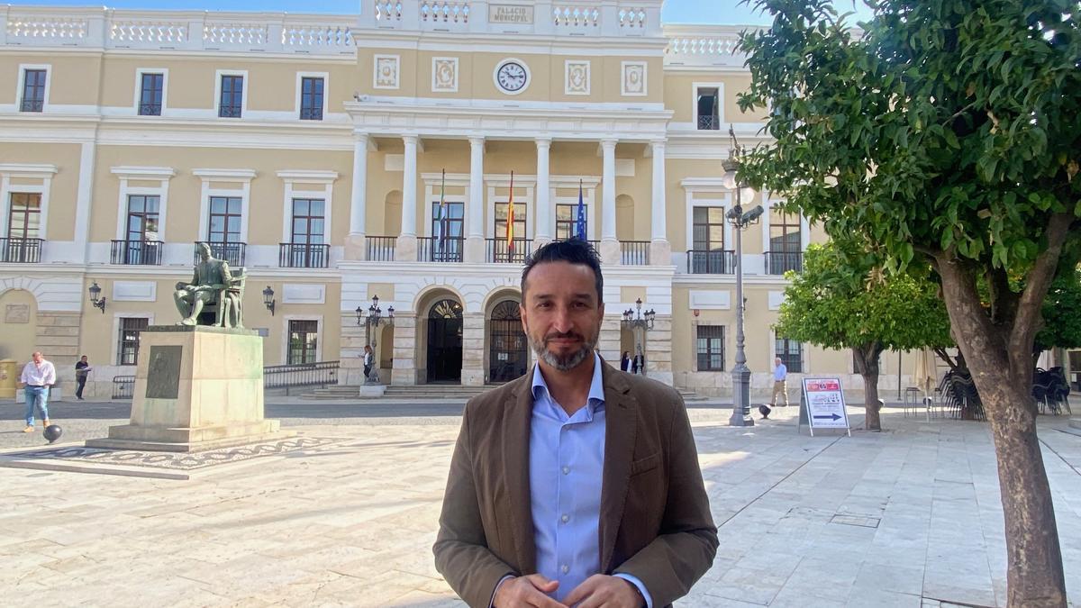 Ricardo Cabezas, ayer, en la plaza de España.