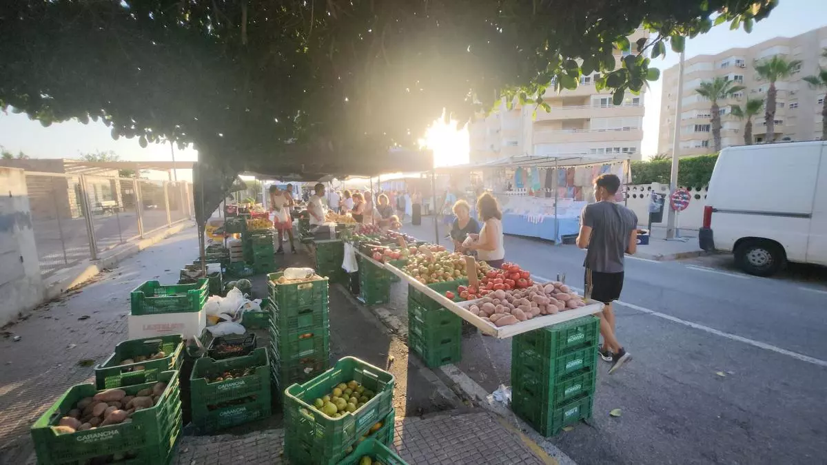 Abre con novedades el mercadillo de la playa de Urbanova en Alicante