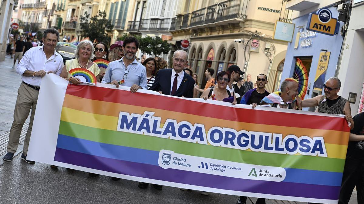 El alcalde de Málaga, Francisco de la Torre, junto a los concejales Teresa Porras y Francisco Cantos, han participado esta tarde en la marcha con motivo del Día Internacional del Orgullo