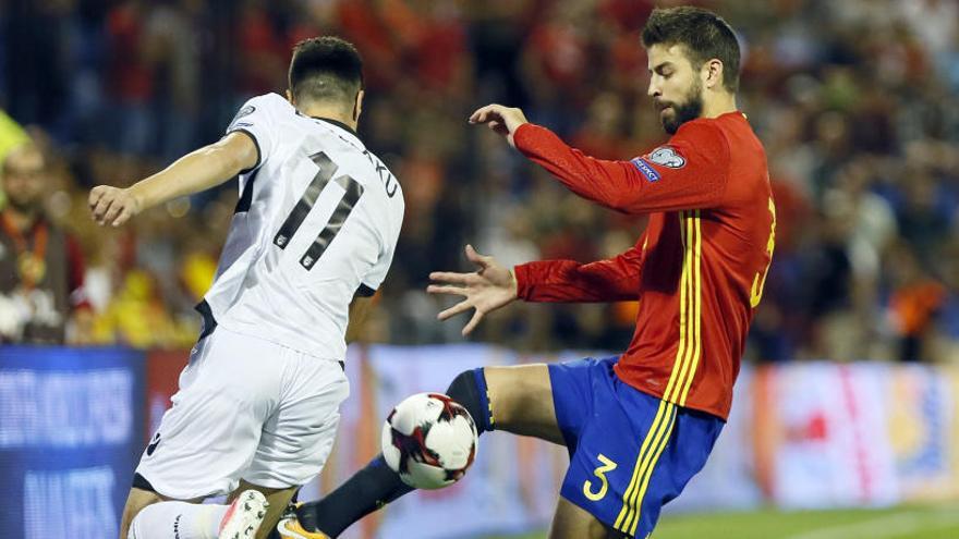 Piqué en una acción del partido ante Albania.