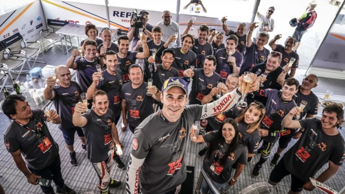 Toni Bou celebra su 26º título mundial con su equipo