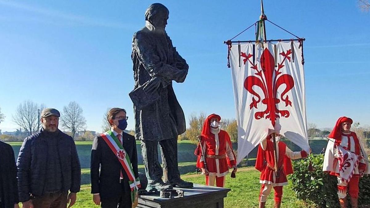 Estatua de Dostoievski, en el 2019, en un acto conmemorativo del consistorio de Florencia.