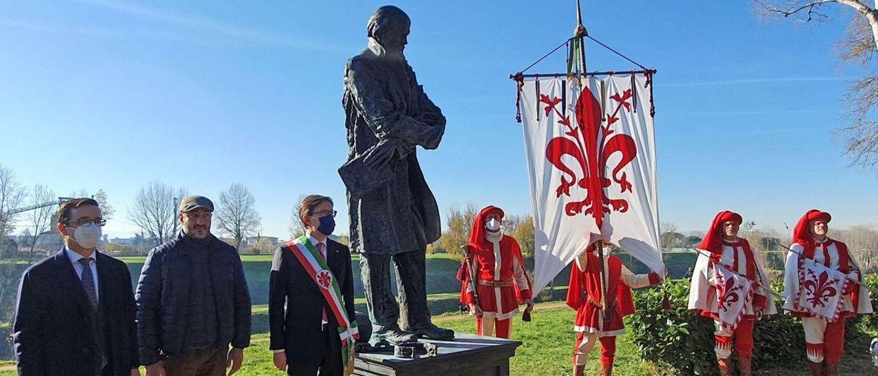 Estatua de Dostoievski, en el 2019, en un acto conmemorativo del consistorio de Florencia.