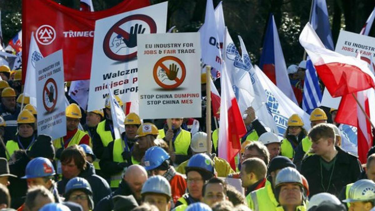 Manifestación en Bruselas de empleados y directivos de la industria europea del acero contra el dumping de China.