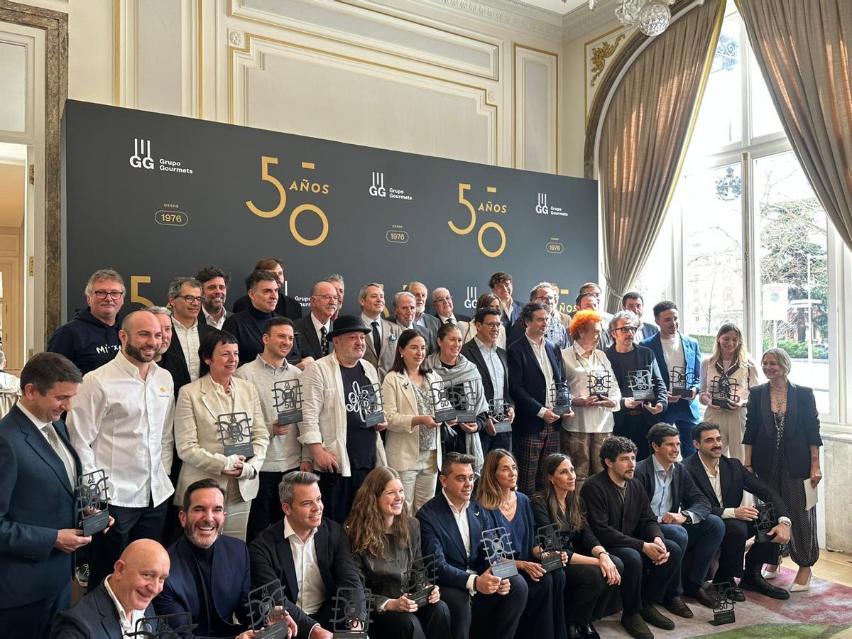 Los premiados posan en el hotel Mandarin Oriental Ritz Madrid durante el primer acto oficial del 50º aniversario de Grupo Gourmets, punto de partida de un año de homenajes a las grandes figuras de la gastronomía española.