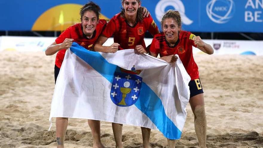 Sara Tui, Carol González y Andrea Mirón posan con la bandera gallega. // Reuters