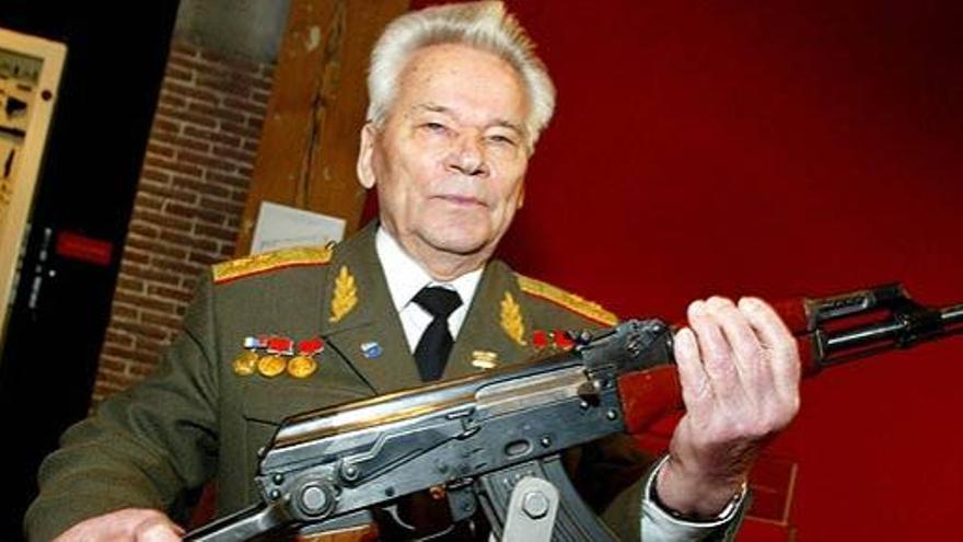 Muere Mijail Kaláshnikov, inventor del fusil AK-47