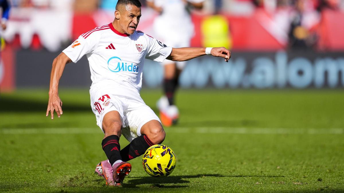 Alexis Sánchez durante el partido de LaLiga EA Sports disputado entre el Sevilla FC y el Real Oviedo en el estadio Ramón Sánchez-Pizjuán.