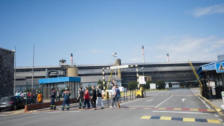 Concentración ante la planta de Alcoa en A Coruña. // J. Roller