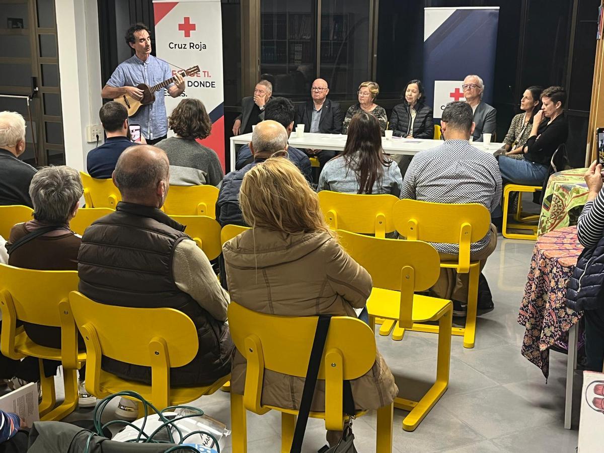Presentación del libro "Lo que el agua no se llevó" fruto de un taller de Cruz Roja, en Catarroja.