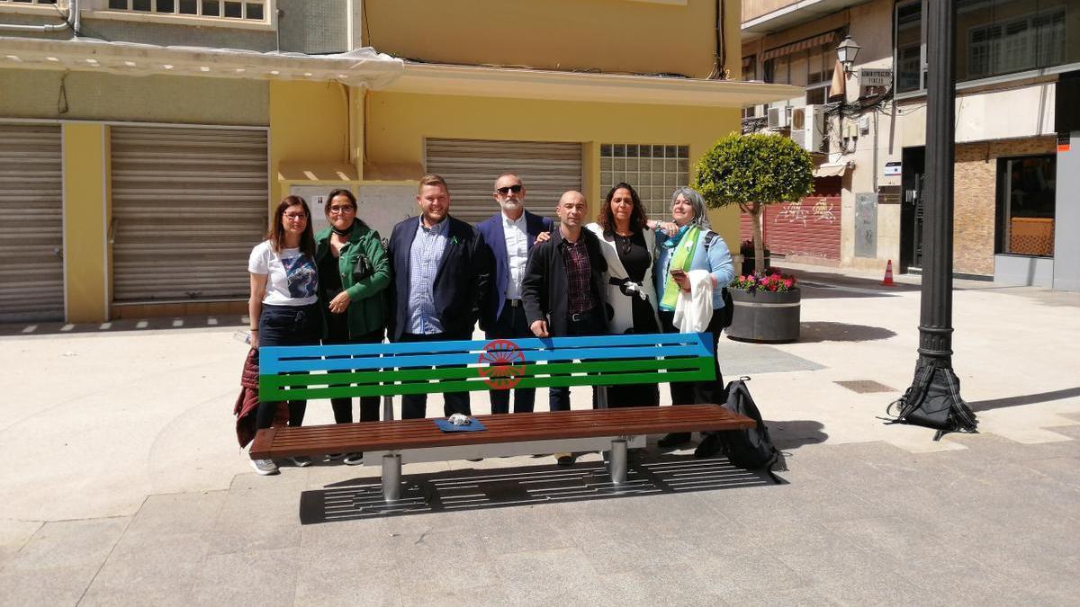 Banco con la enseña gitana en la Plaza de las Flores