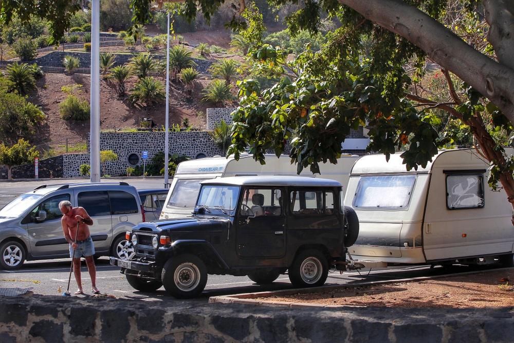 Caravanas en el aparcamiento del Palmetum